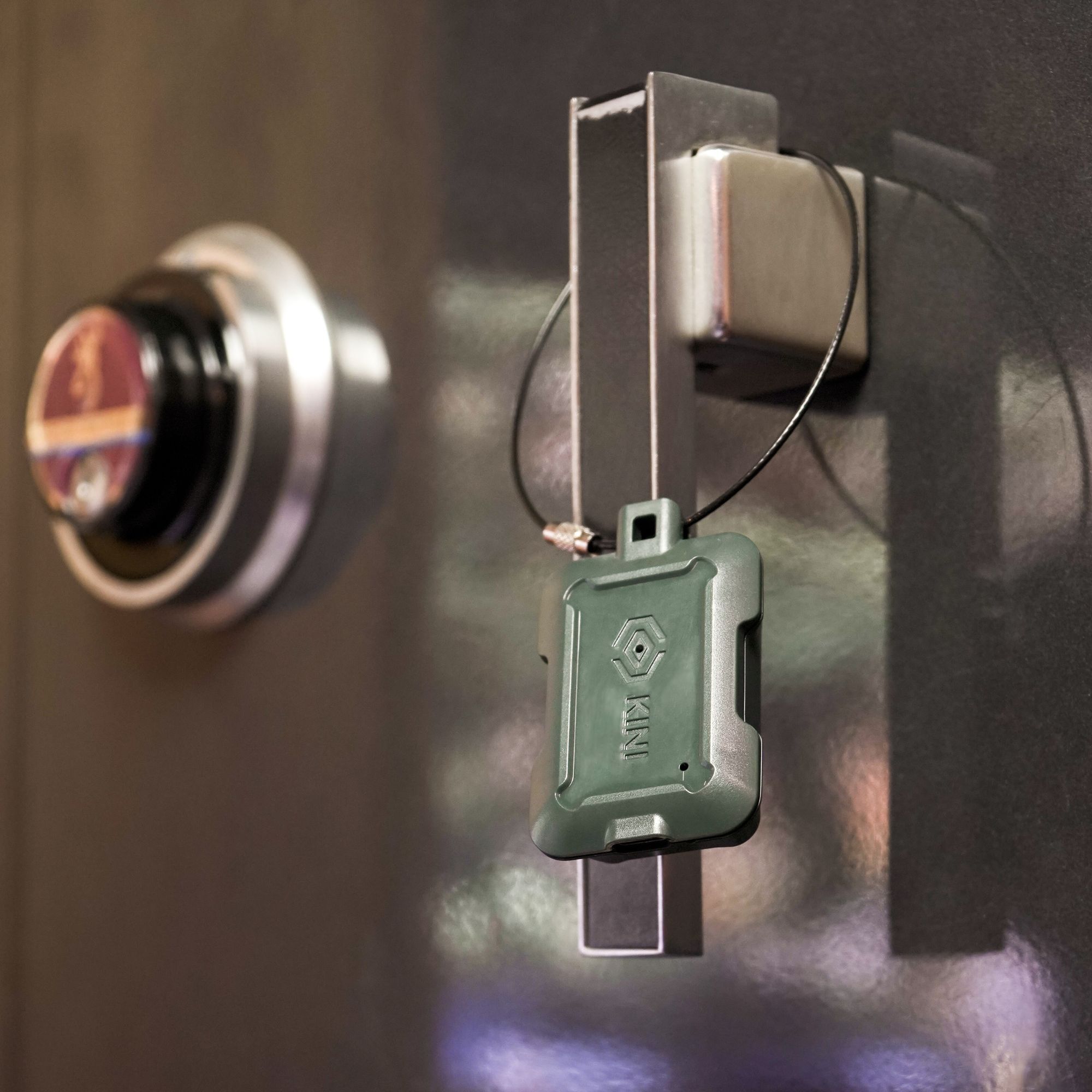 Kinisium Kini SafeAlert in a safe handle